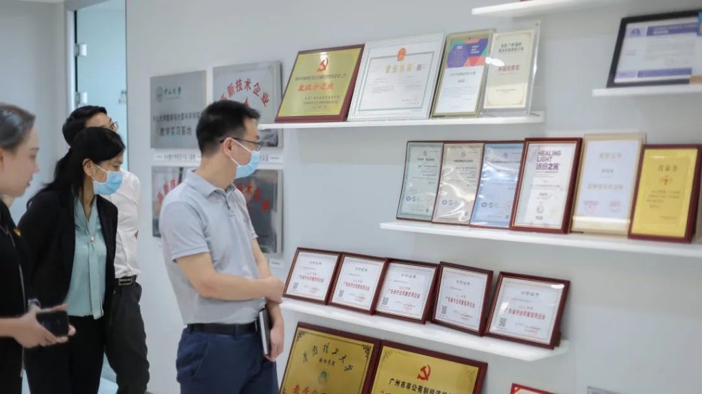 海珠区委常委、常务副区长傅晓初同志莅临谱蓝参观交流插图2