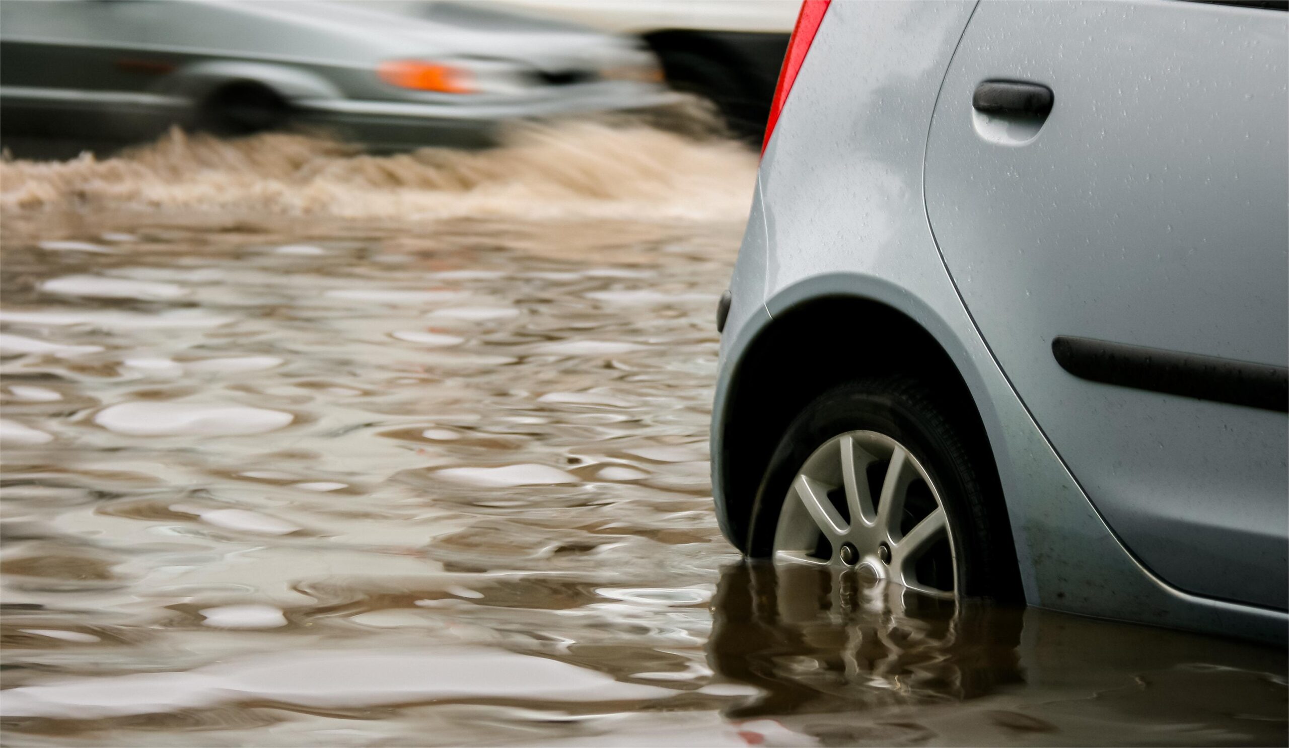 暴雨过后，车子被水淹了，保险怎么赔？插图