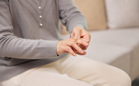 给爸妈买意外险，哪款更合适？